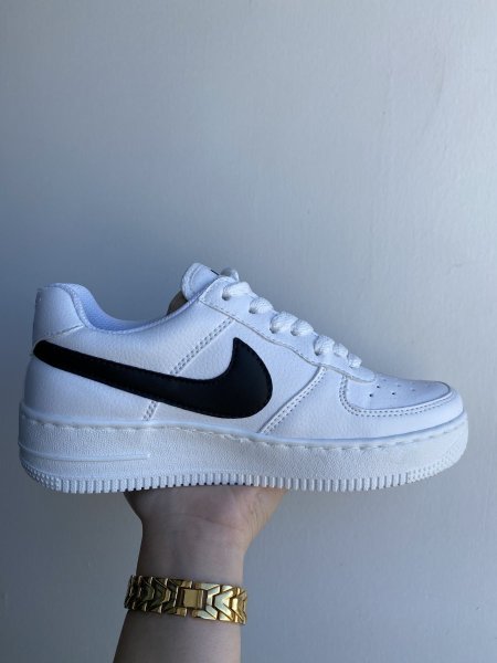NIKE AIR FORSE WHITH AND BLACK